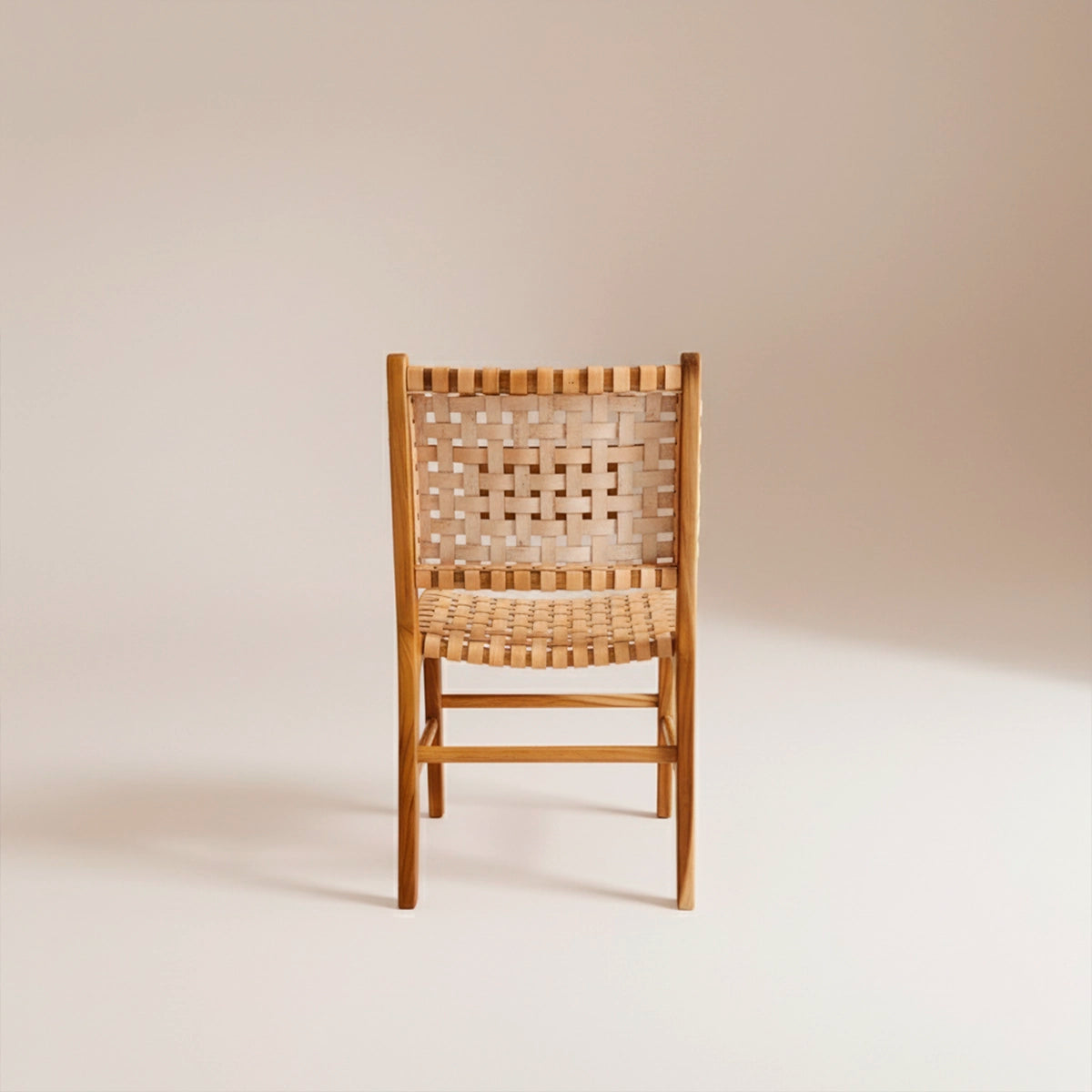 Cadeira Sabiá - Com Assento e Encosto Em Couro Cru Natural Trançado À Mão