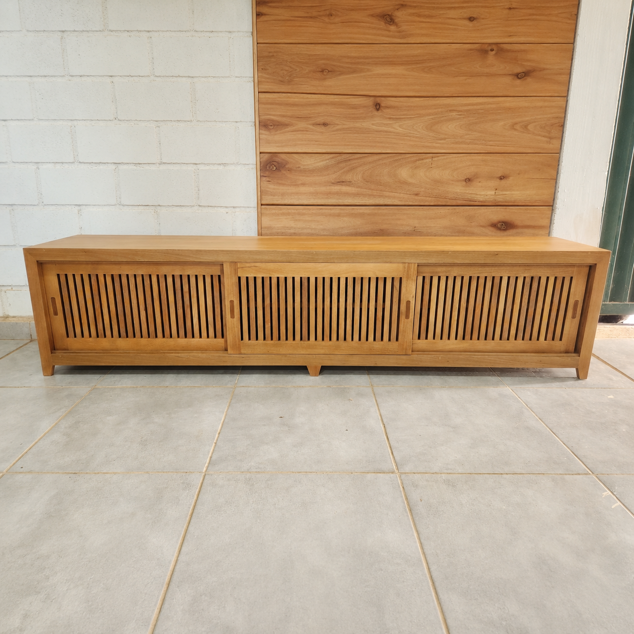Rack De Madeira Maciça Recreio Com Portas Ripadas de Correr - Pronta Entrega