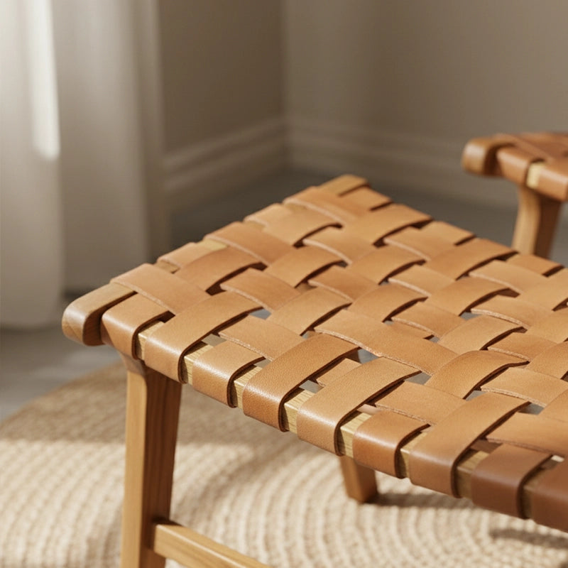 Conjunto 02 unidades de Poltrona de Madeira Teka em Couro Cru Caraíva + 02 Banqueta Relax