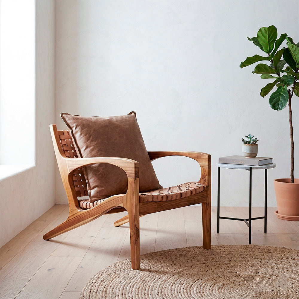 Poltrona em madeira maciça com braço modelo Solar com Almofada