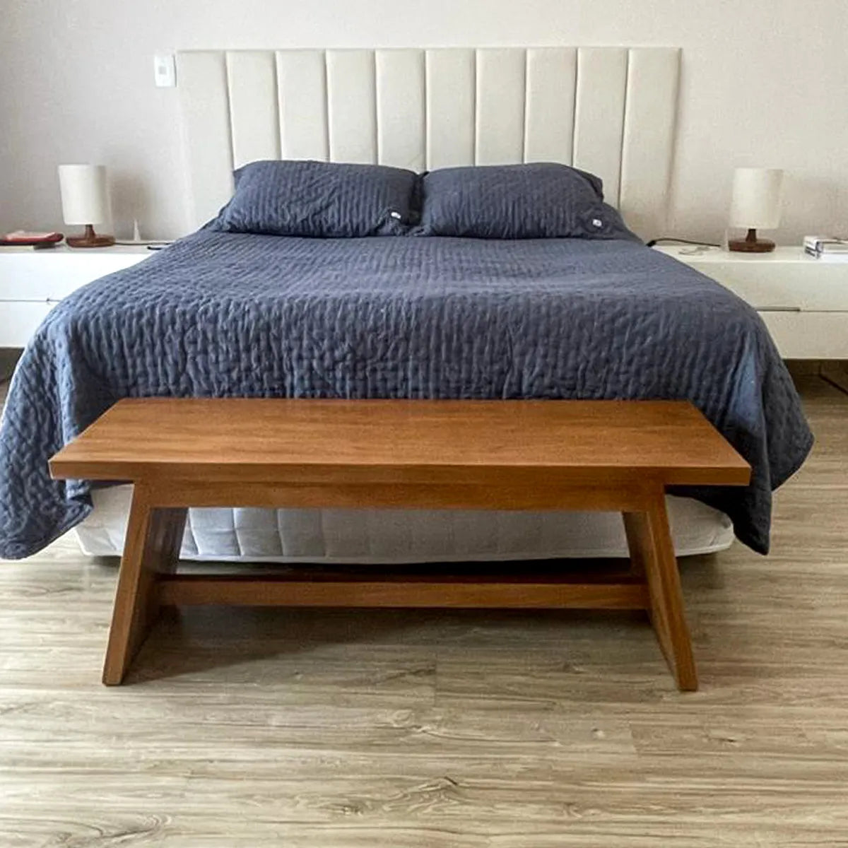 Banco De Madeira Maciça Demolição Santos Com Pés Inclinados Em Cavalete - Marcenaria Bicho do Mato