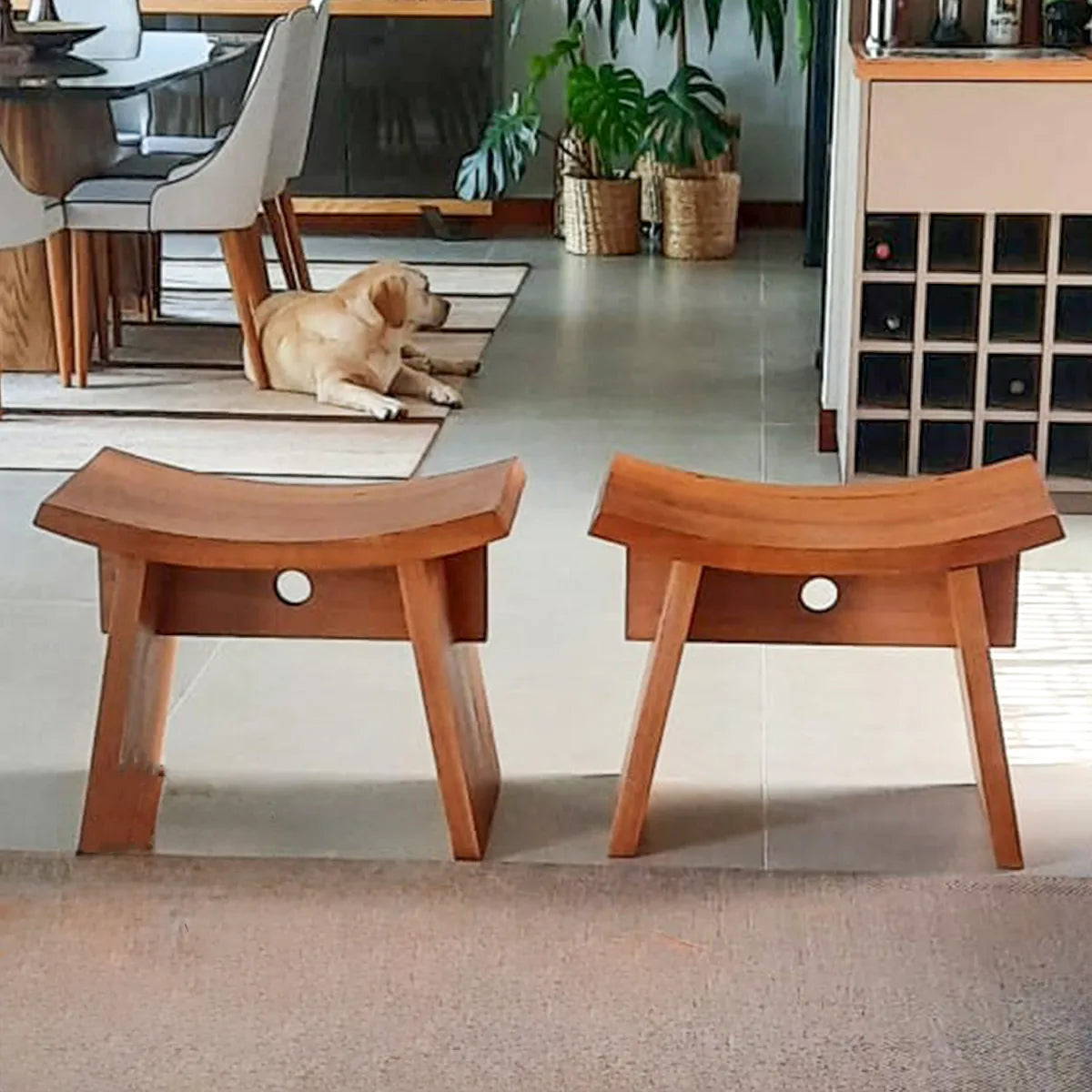 Conjunto De Duas Unidades De Banquinhos De Madeira Maciça Vella