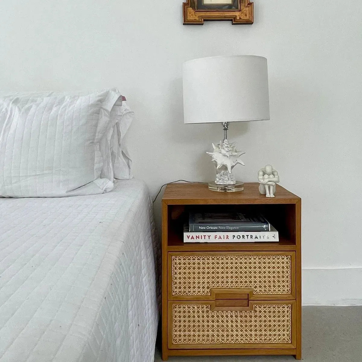 Conjunto Mesa De Cabeceira Modelo Praia Com Detalhe Nas Gavetas Em Palhinha - 02 Unidades