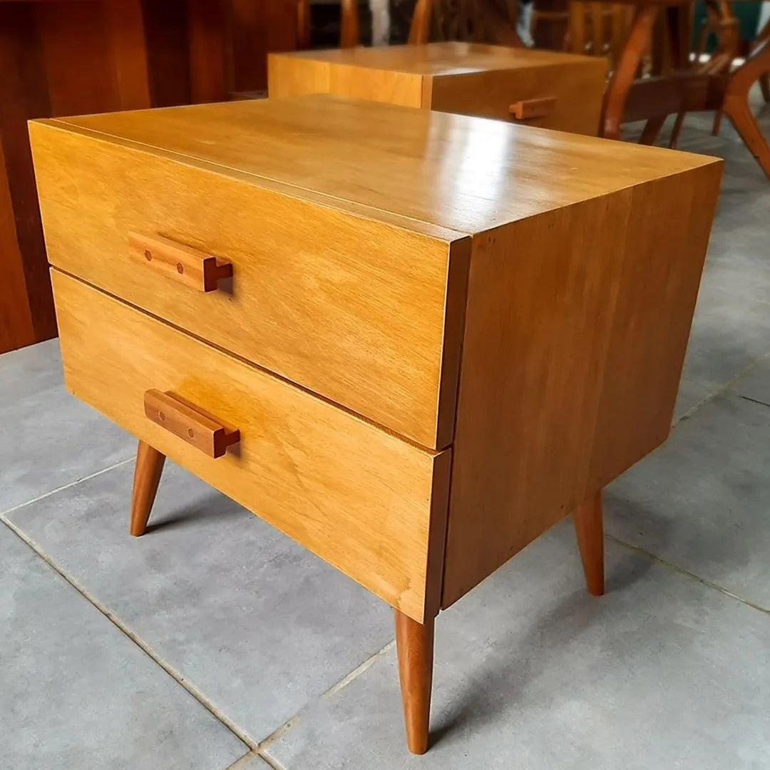 Mesa de Cabeceira De Madeira Maciça Demolição Modelo Palito Com Duas Gavetas - Marcenaria Bicho do Mato