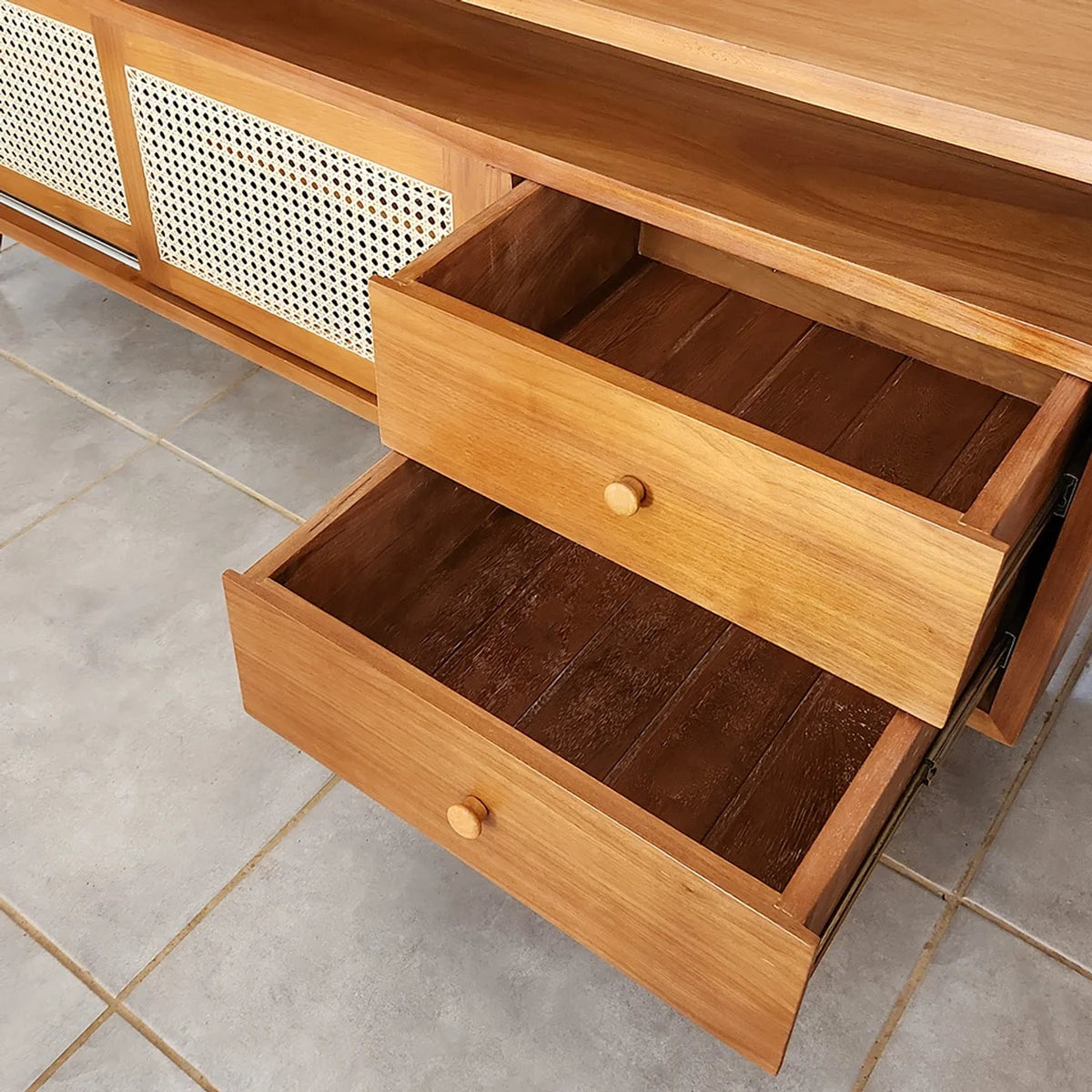 Rack de Madeira Maciça Demolição Ipiranga Com Duas Portas de Correr Em Palhinha Natural Indiana - Marcenaria Bicho do Mato