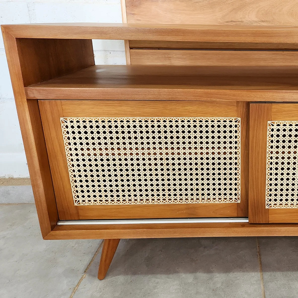 Rack de Madeira Maciça Demolição Ipiranga Com Duas Portas de Correr Em Palhinha Natural Indiana - Marcenaria Bicho do Mato