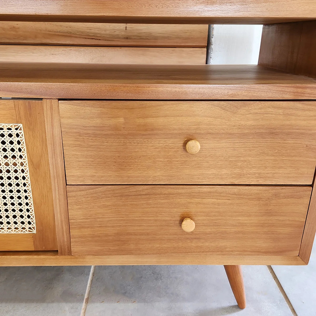 Rack de Madeira Maciça Demolição Ipiranga Com Duas Portas de Correr Em Palhinha Natural Indiana - Marcenaria Bicho do Mato