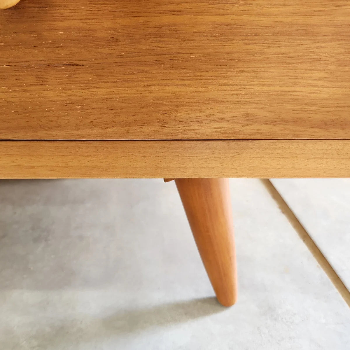 Rack de Madeira Maciça Demolição Ipiranga Com Duas Portas de Correr Em Palhinha Natural Indiana - Marcenaria Bicho do Mato