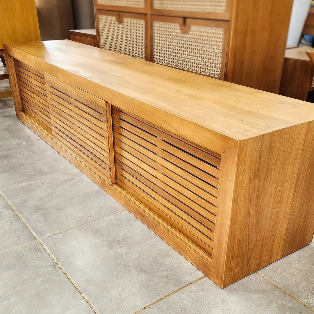 Rack De Madeira Maciça Demolição Lagoa Com Portas Ripadas De Correr - Marcenaria Bicho do Mato