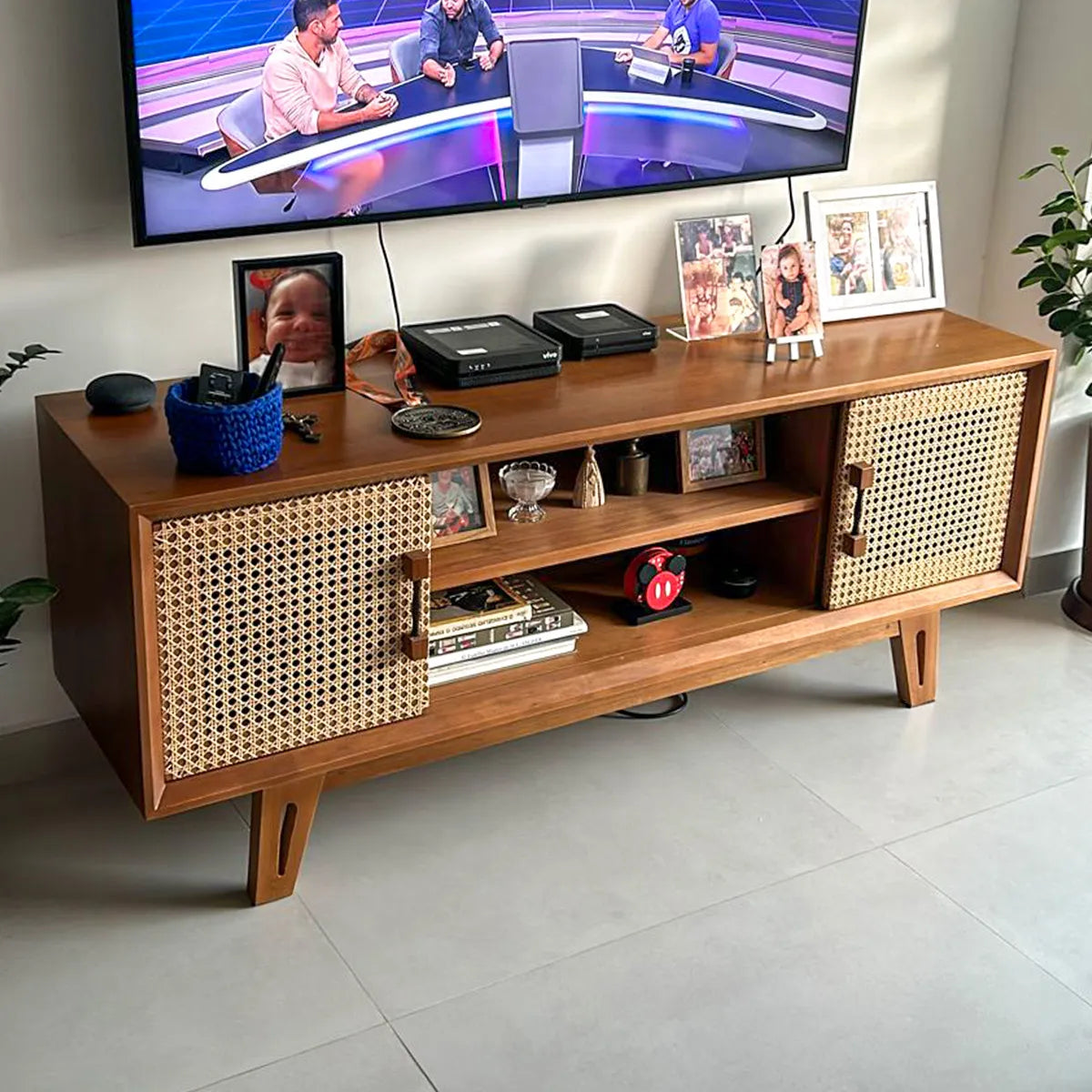 Rack de Madeira Maciça Demolição Perdizes Com Duas Portas de Correr Em Palhinha Natural Indiana