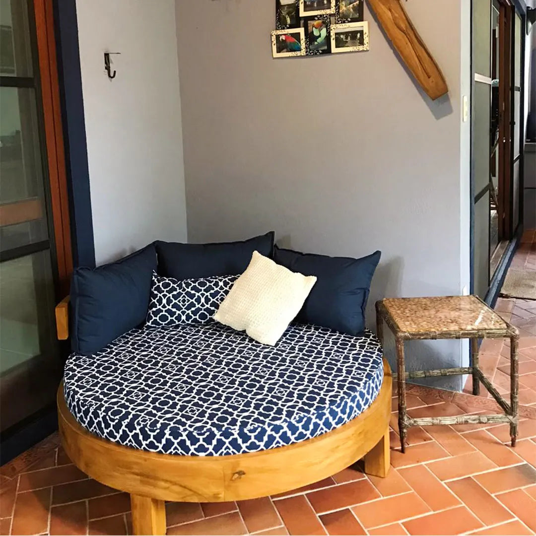 Sofá / Poltrona Redonda De Madeira Maciça Demolição Canastra Com Futon Para Assento E 04 Almofadas