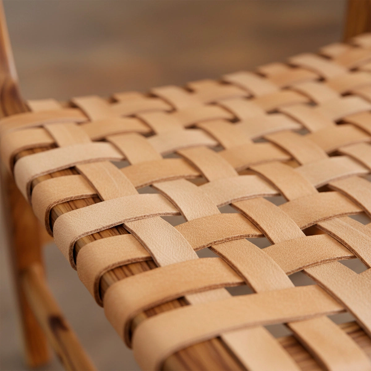 Cadeira Sabiá - Com Assento e Encosto Em Couro Cru Natural Trançado À Mão