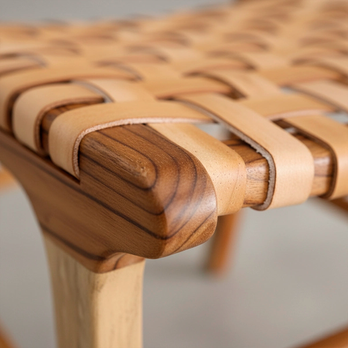 Cadeira Sabiá - Com Assento e Encosto Em Couro Cru Natural Trançado À Mão