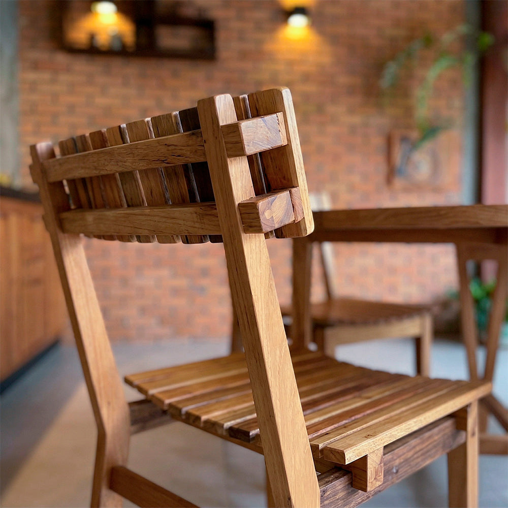 Conjunto Mesa Jantar Camburi com 04 Cadeiras Ergonômicas