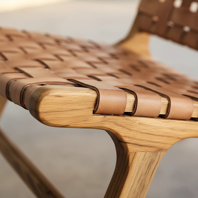 Poltrona de Madeira Teka em Couro Cru Caraíva