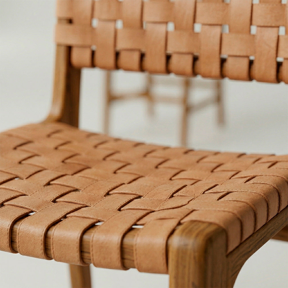 Banqueta Alta Albatroz em Couro Cru Trançado à Mão